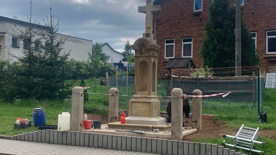V Horní Radechové na Náchodsku se obci daří postupně opravovat historické kamenné křížky