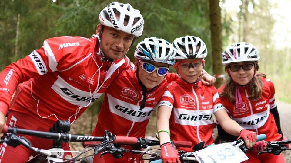 Cyklista Jan Hruška se snaží předat své profesionální zkušenosti mladé generaci