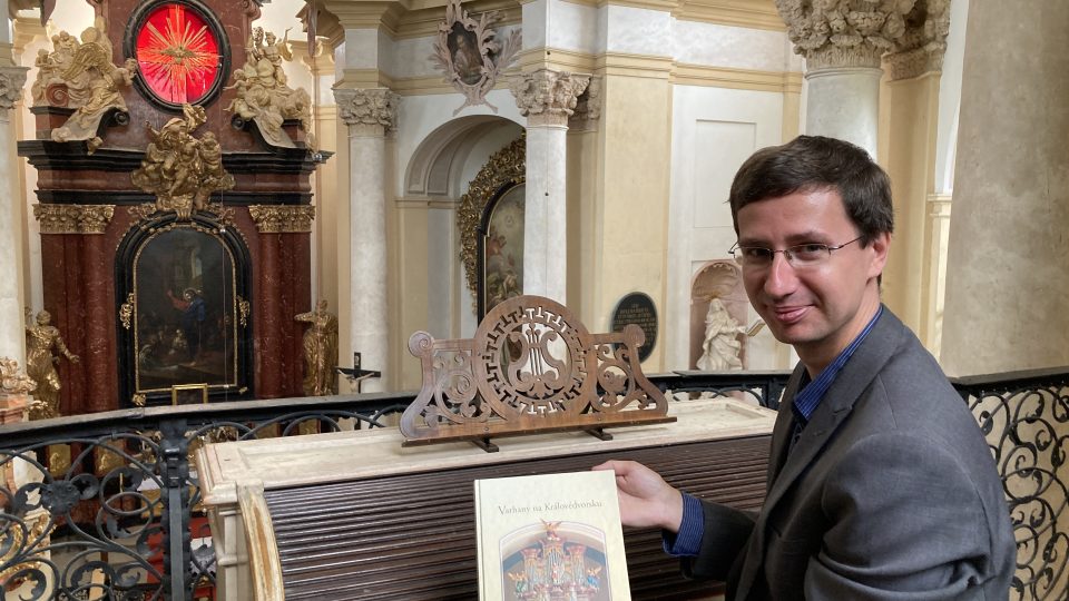 Vít Havlíček se svou knihou Varhany na Královédvorsku