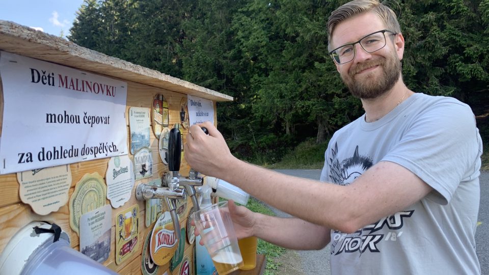 Turista Ondřej si čepuje pivo z pivní budky