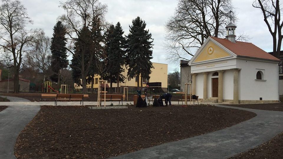V Chlumci nad Cidlinou je opravený park u kostela Nejsvětější trojice
