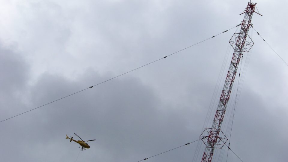 Natáčení seriálu Sanitka 2 - záchranáři a piloti LZS HK létali na všech leteckých záběrech v seriálu včetně nejsložitější scény vyprošťování basejumpera, uvízlého vysoko na anténě v Liblicích u Českého Brodu.