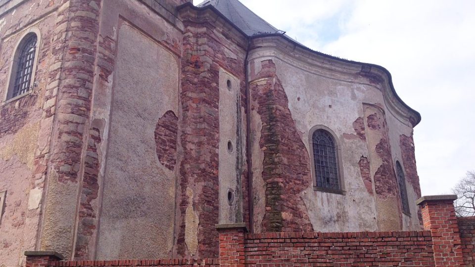 Mezi kostely, které jsou v dezolátní stavu, patří i ten v malé obci Heřmánkovice
