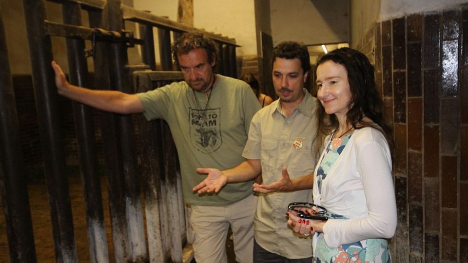 V pátek 17. července 2015 navštívila britská velvyslankyně v České republice Jan Thompson ZOO Dvůr Králové. Cílem její cesty do ZOO byla návštěva Elišky, samice nosorožce černého.