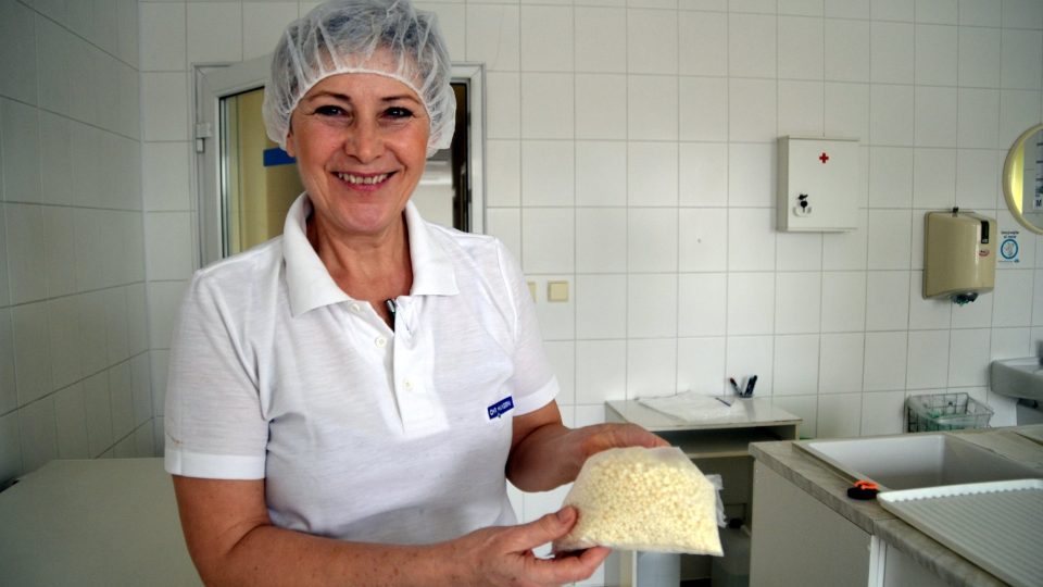 „Čeští sýraři znali čerstvé sýry, ale když nastal před válkou boom družstevních mlékáren, začala sem tenkrát expandovat výroba trvanlivých sýrů,“ uvádí sýrařka Jana Doláková