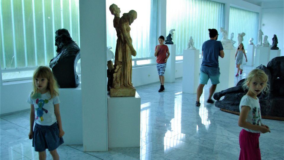 Mezi slavnými sochami v Galerii plastik v Hořicích