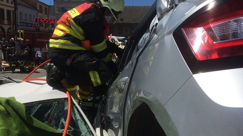 11 týmů profesionálních hasičů z východních Čech soutěžilo v Dobrušce ve vyprošťování lidí z nabouraných aut