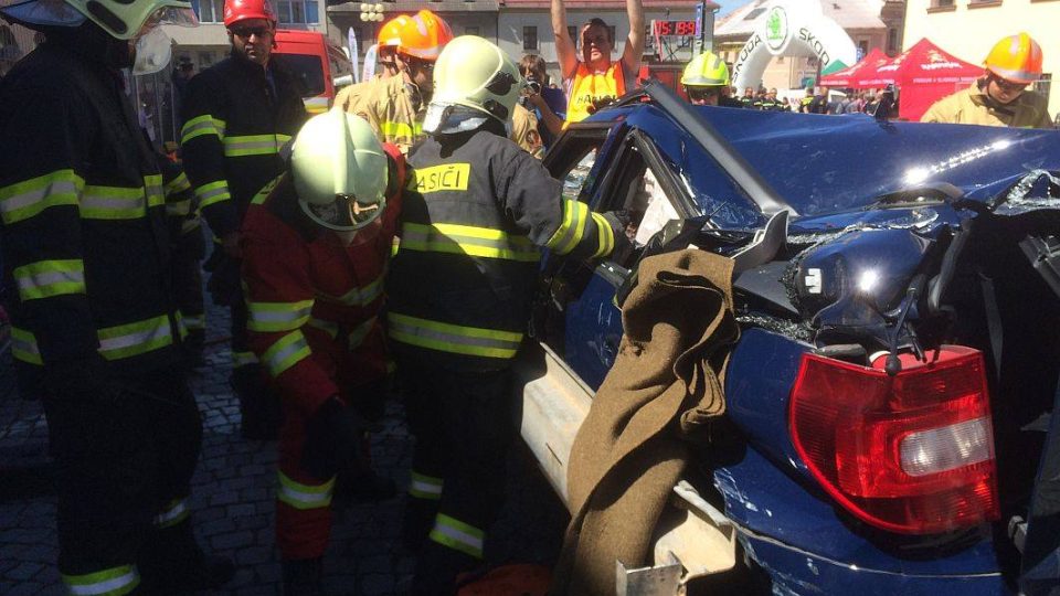 11 týmů profesionálních hasičů z východních Čech soutěžilo v Dobrušce ve vyprošťování lidí z nabouraných aut