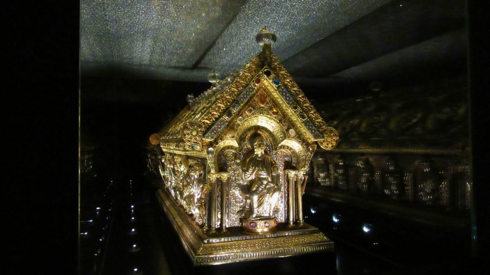 Z jedné strany hlídá vstup do schránky svatý Maurus