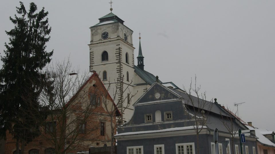 Dominanta Sobotky kostel sv. Maří Magdaleny s dobovou zástavbou je na dohled od Parmiggianiho skulptury