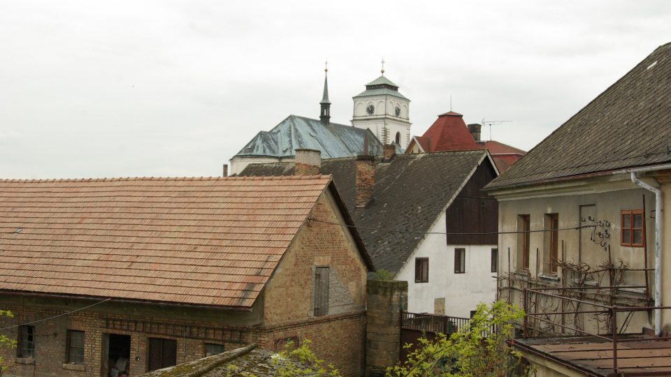 Pohled z pavlače Šolcova statku v Sobotce, vzadu je kostel sv. Maří Magdalény