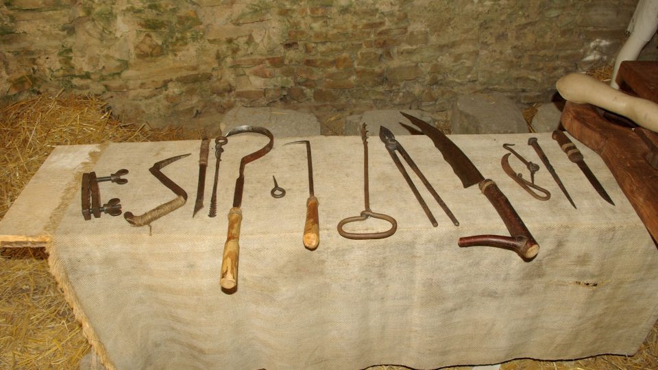 Přehlídka mučících nástrojů v šatlavě hradu Vízmburk