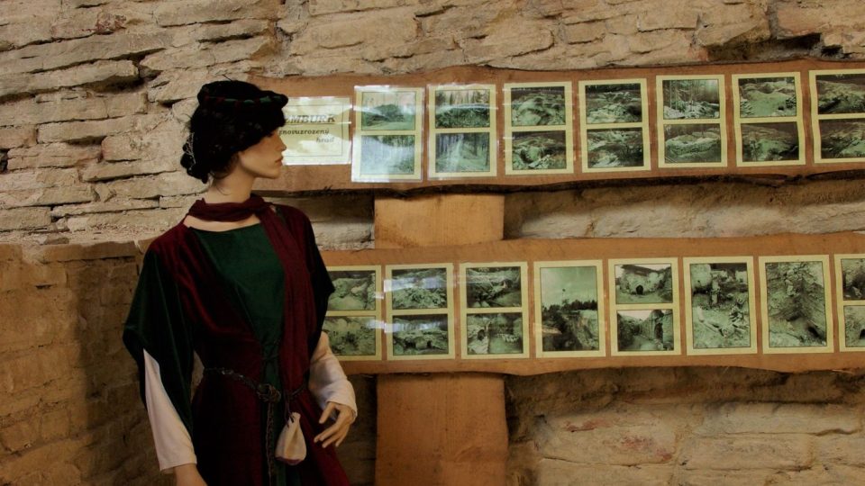 V purkrabství hradu je výstava, která vypráví příběh o znovuobjevení ztraceného sídla