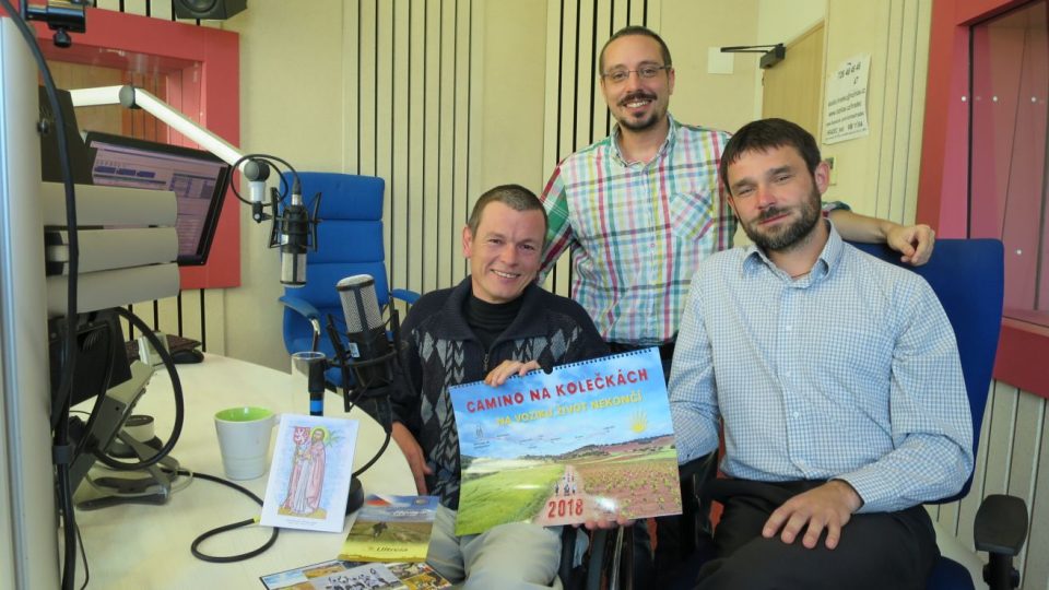 Jan Dušek, Jakub Schmidt a Petr Hirsch ve studiu Českého rozhlasu Hradec Králové