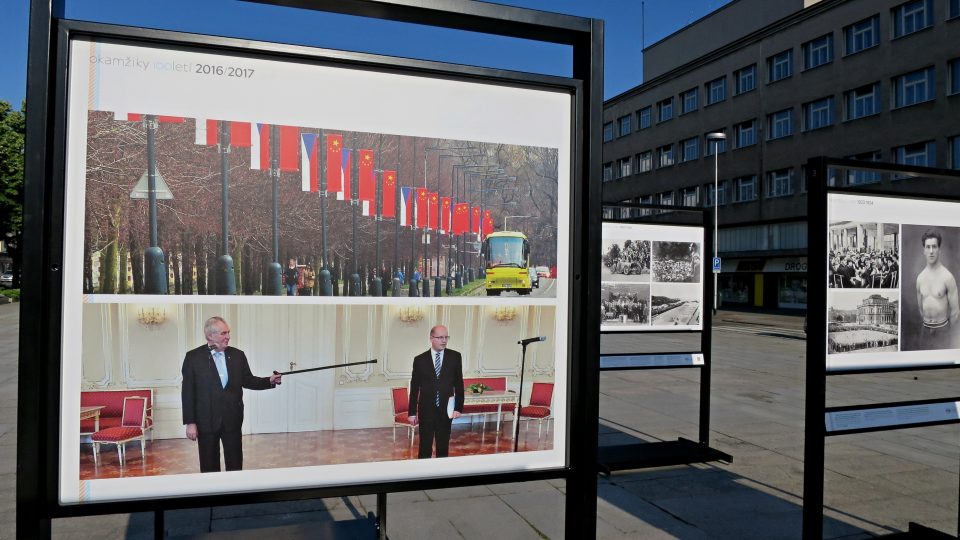 Výstava okamžiky 100letí na Ulrichově náměstí v Hradci Králové