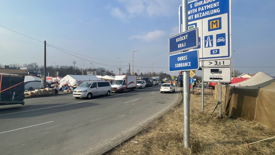 Na slovensko-ukrajinskou hranici neustále přichází lidé prchající před válkou