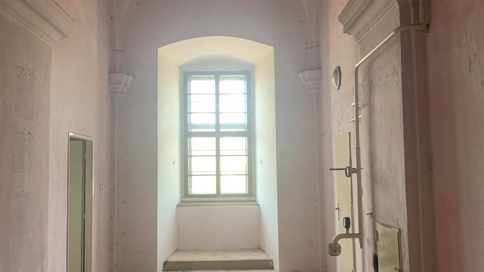 Poslední detaily před otevřením pobočky Muzea Náchodska v benediktinském klášteře v Polici nad Metují
