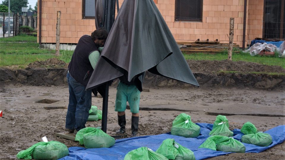 Archeologové chrání obsah hrobové jámy v Kopidlně před nepřízní počasí