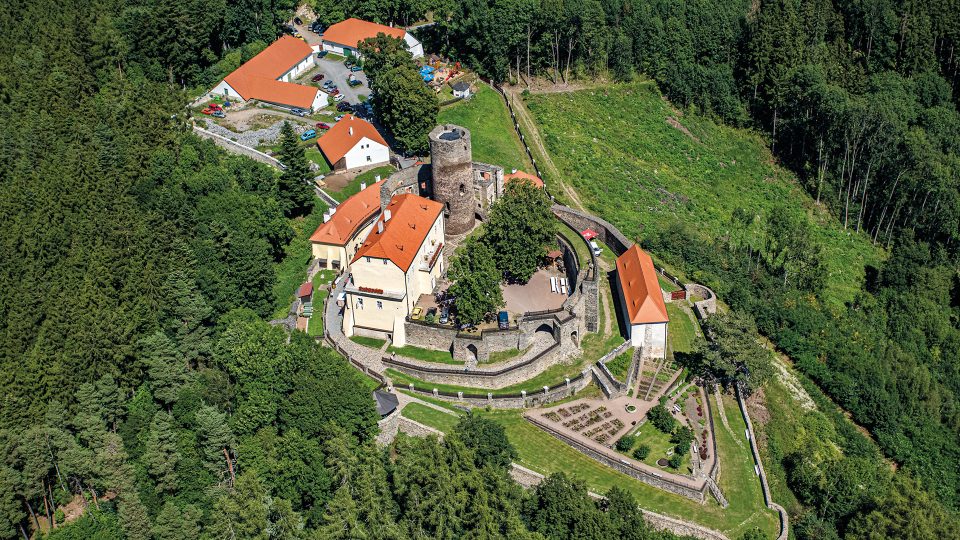 Svojanov je jediným hradem v našich zemích, v jehož architektuře se mísí gotika s empírem, tedy středověk s 19. stoletím. Roku 1910 hrad zakoupilo město Polička