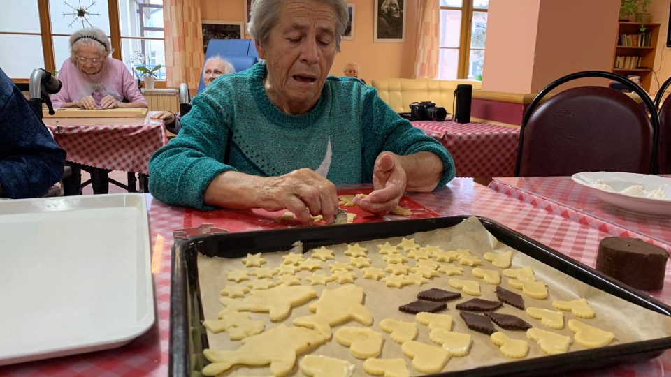 Seniorky ve dvorském domově důchodců napekly vánoční cukroví