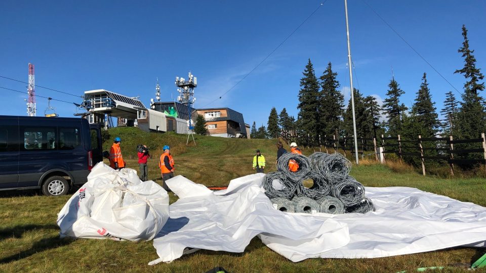 Bánští záchranáři a dělníci pracují na zajištění propadu ústí komínu na Medvědíně v Krkonoších