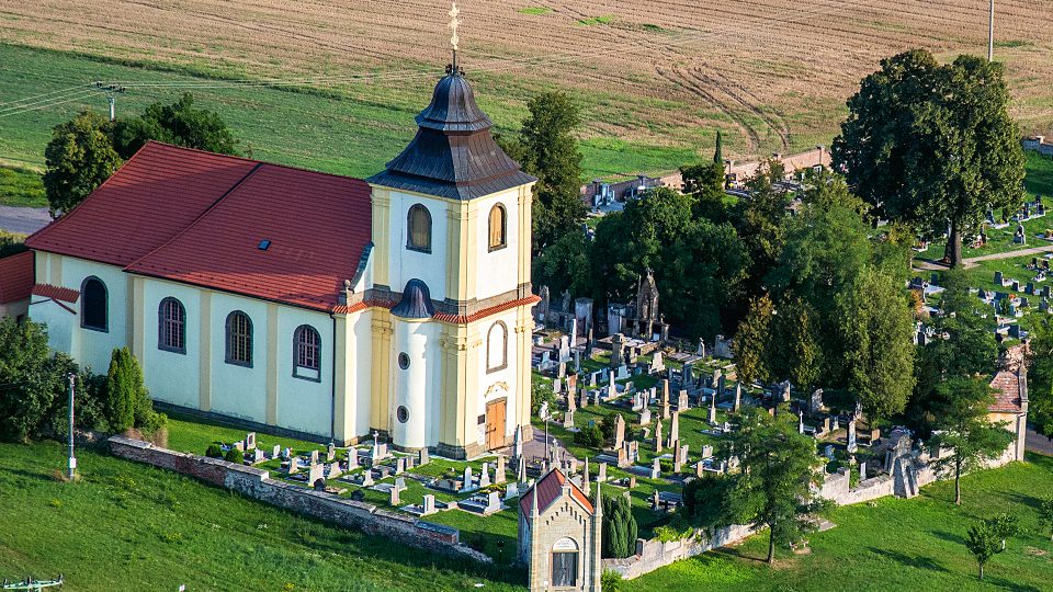 Barokní kostel sv. Václava se nachází na opukovém návrší ve vesnici Mikulovice mezi Pardubicemi a Chrudimí. Kostel je zdaleka viditelný