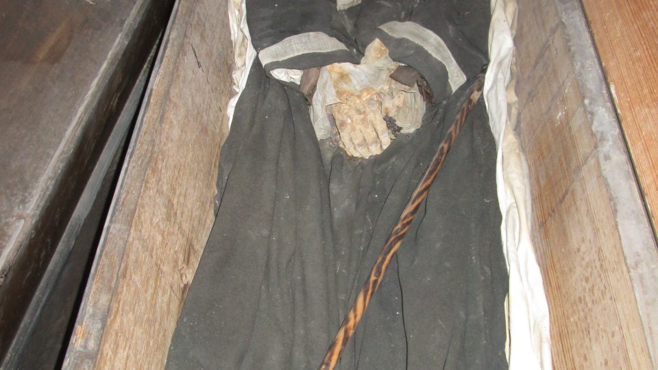Krypta kostela svatého Mikuláše v Jaroměři ukrývá desítky mumií místních vážených občanů z 18. století