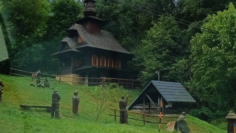 Ve Velkých Karlovicích si můžete prohlédnout kapli sv. Huberta a galerii dřevěných soch