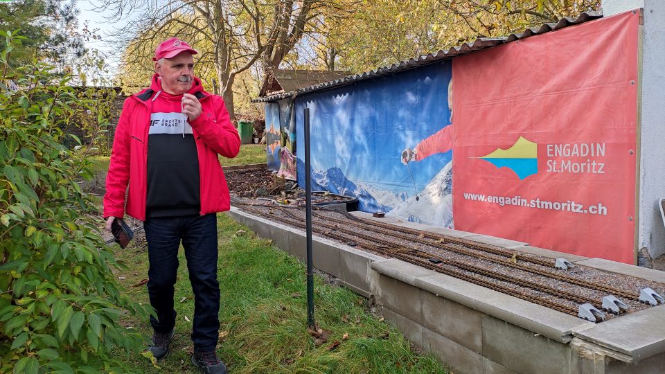 Strojvedoucí z Chlumce nad Cidlinou si u svého domu vybudoval zahradní železnici