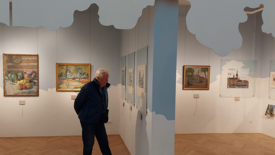 Atmosféru výstavy z díla Karla Vika dotváří oblačná koncepce
