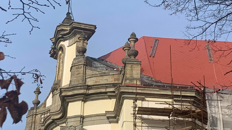 Kostel Nejsvětější Trojice v Rychnově nad Kněžnou je kvůli opravám uzavřený