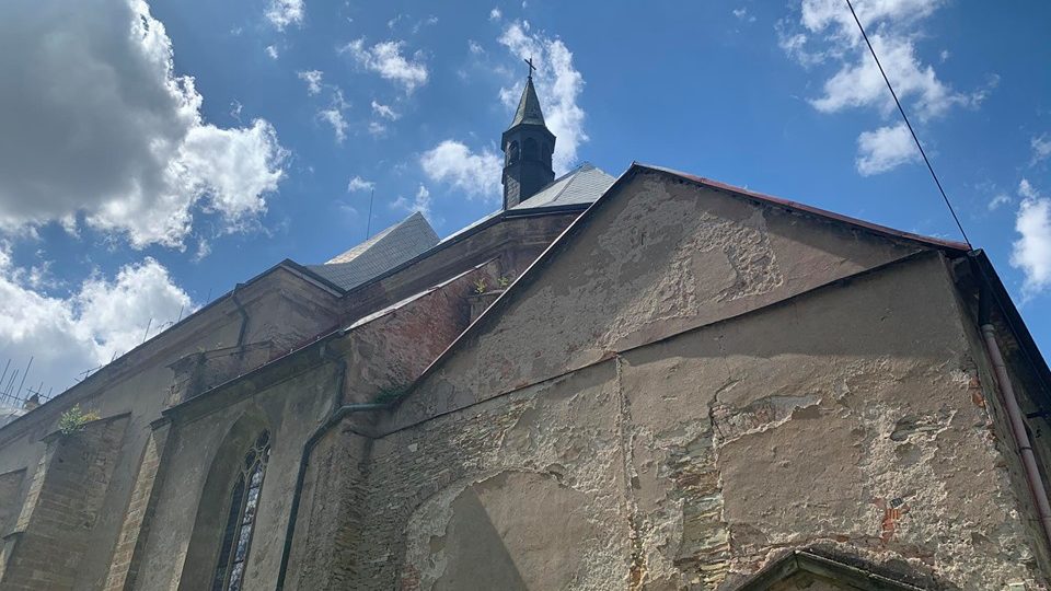 Na zámeckém kostele Nejsvětější Trojice v Rychnově nad Kněžnou začala rozsáhlá oprava