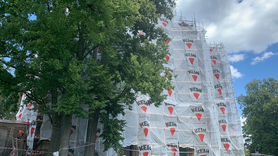 Na zámeckém kostele Nejsvětější Trojice v Rychnově nad Kněžnou začala rozsáhlá oprava