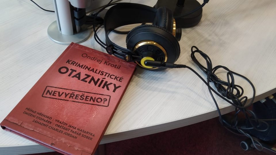 Kniha Ondřeje Krotila ve studiu Českého rozhlasu Hradec Králové