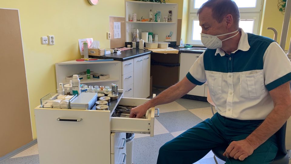 V Meziměstí končí manželé zubaři, kteří se o své pacienty starali přes třicet let
