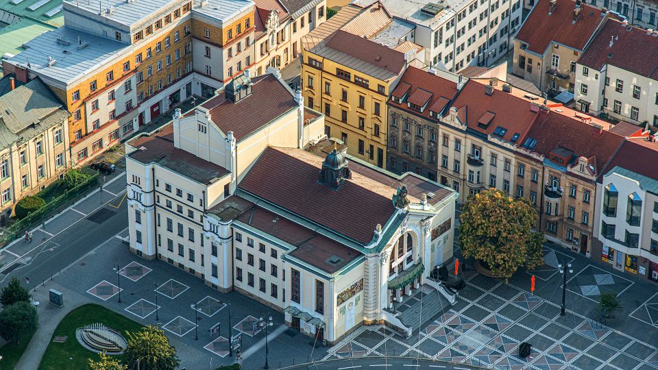 Městské divadlo Pardubice je secesní budova postavená v letech 1907-1909. Je největší divadelní scénou ve městě a domovskou scénou Východočeského divadla Pardubice