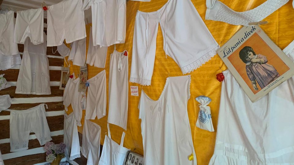 Šikovnost prababiček oceníte na šatech a prádle z první republiky v Dřevěnce v Polici nad Metují
