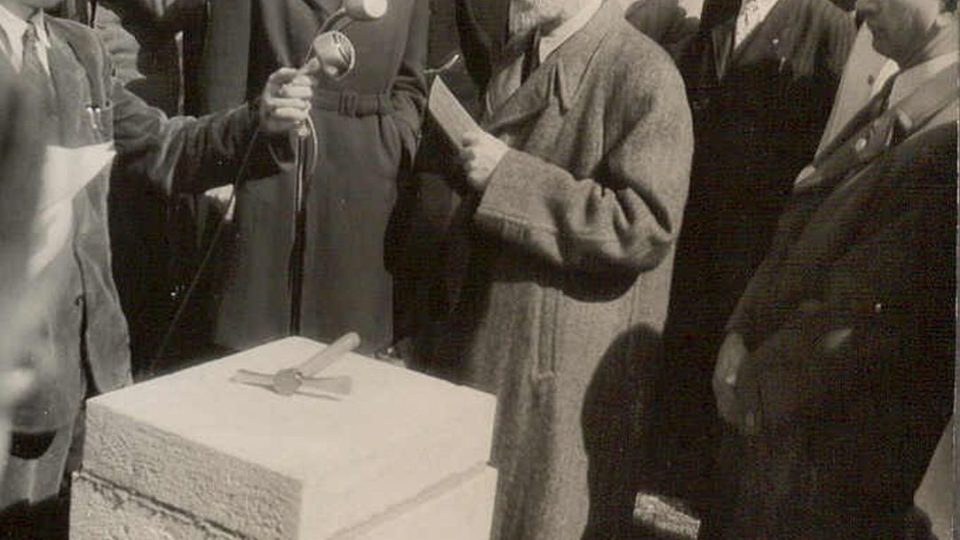 František Nušl, předseda České astronomické společnosti, poklepává na základní kámen hradecké hvězdárny 19. dubna 1947