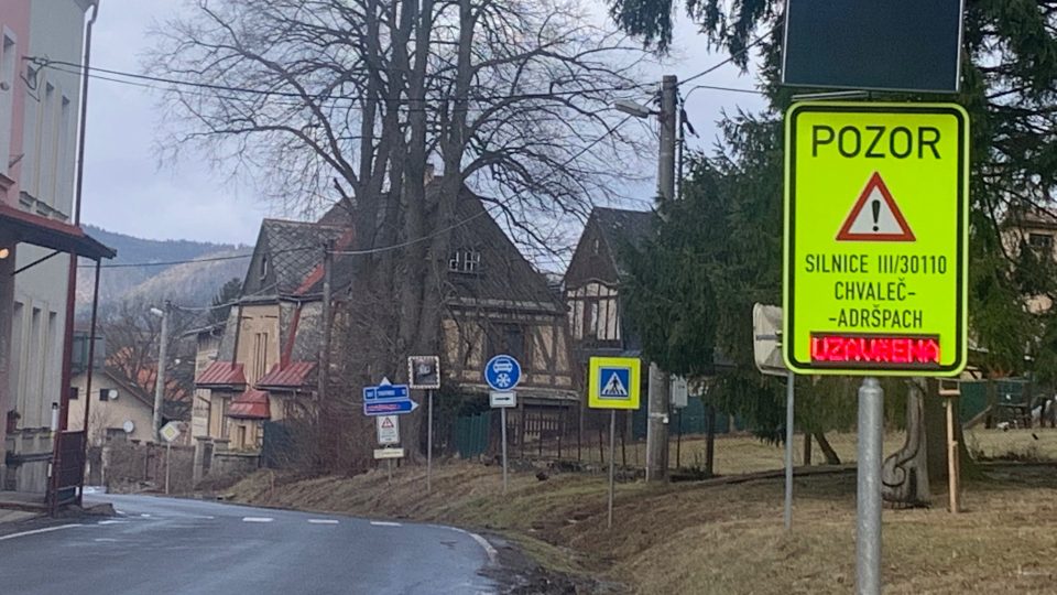 Rozepře kvůli zimní uzavírce silnice mezi obcemi Chvaleč a Adršpach na Broumovsku stále nekončí