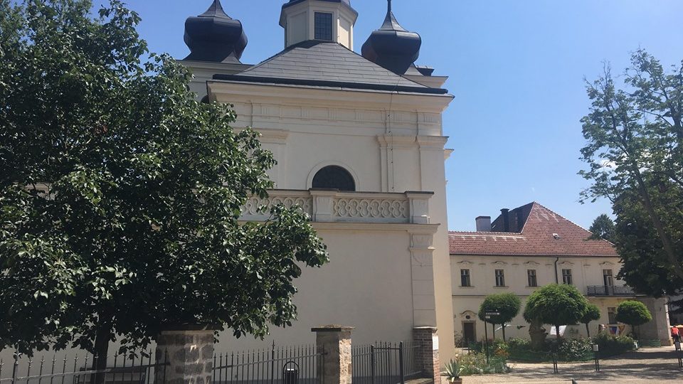 Vzácný oltář v kostele svaté Anny v Žirči se po šesti letech vrátil na své místo