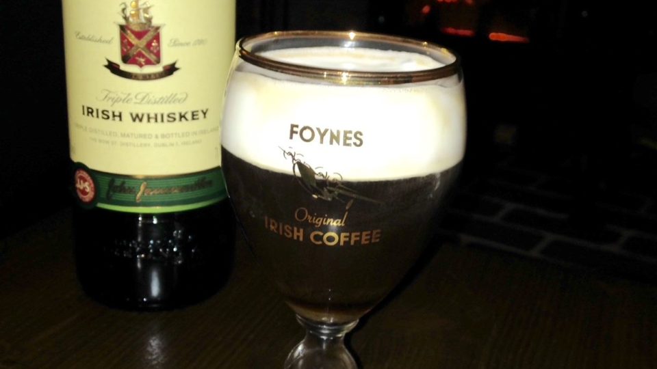 Irská káva ve sklenici z letiště Foynes, kde vznikla