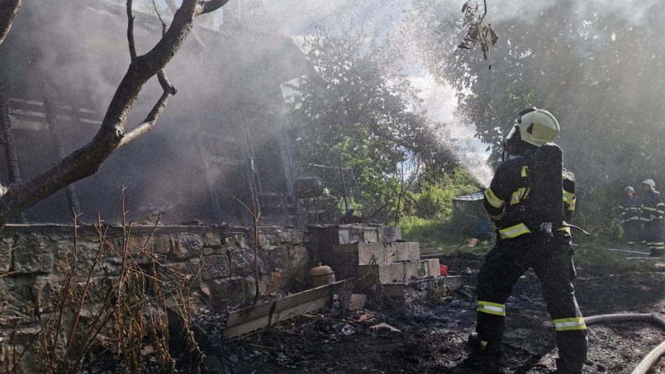 Požár chaty v zahrádkářské kolonii v lokalitě Hrachovec na Hořicku