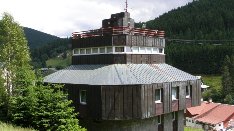 Meteorologická stanice ČHMÚ v Peci pod Sněžkou v létě