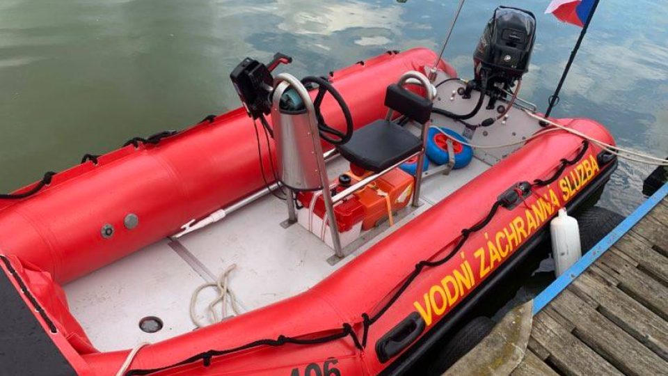 Vodní záchranná služba Náchod má pro svoji službu na přehradě Rozkoš k dispozici novou loď