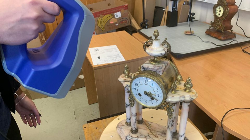 Sbírka historických hodin v Muzeu Náchodska se digitalizuje pomocí speciálních 3D scanerů