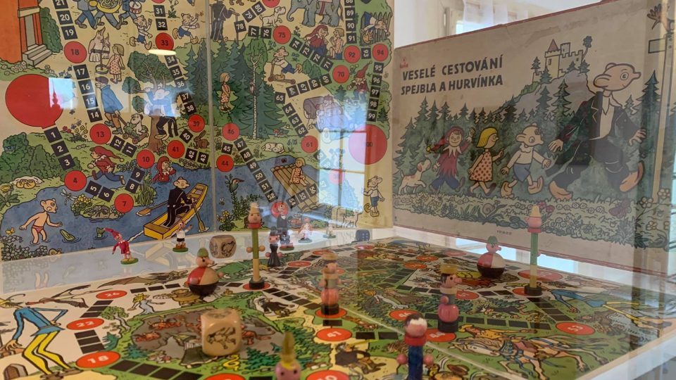 Roubená škola v Polici nad Metují ukrývá výstavu hraček ze 70. a 80. let 20. století