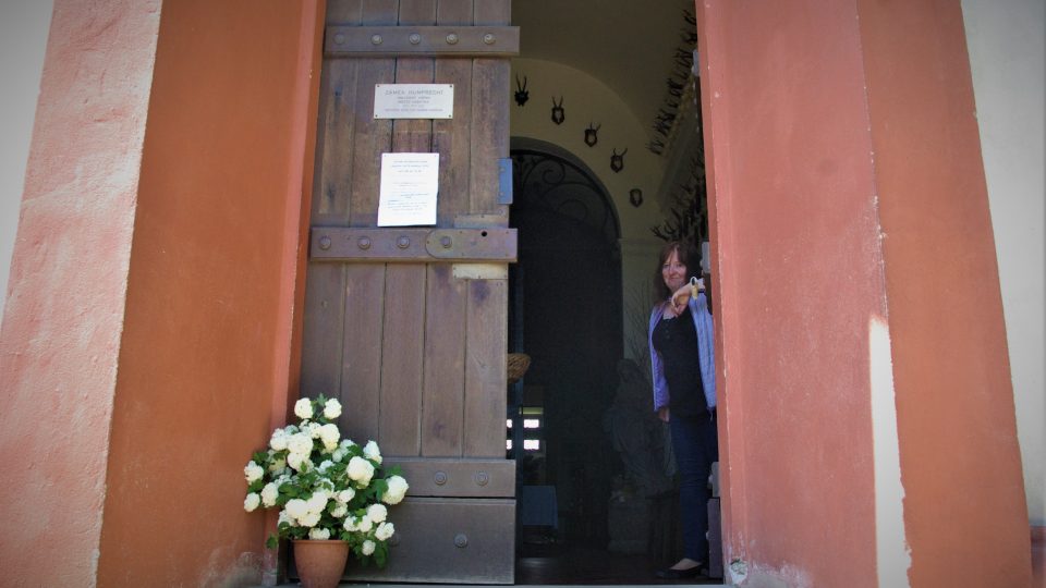 Prvním letošním návštěvníkům otevřela zámeckou bránu kastelánka Dagmar Faměrová