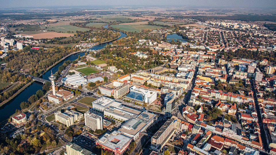 Pardubice jsou univerzitní a statutární město, metropole Pardubického kraje s výraznou správní, obytnou, obslužnou a výrobní funkcí pardubicko-hradecké aglomerace