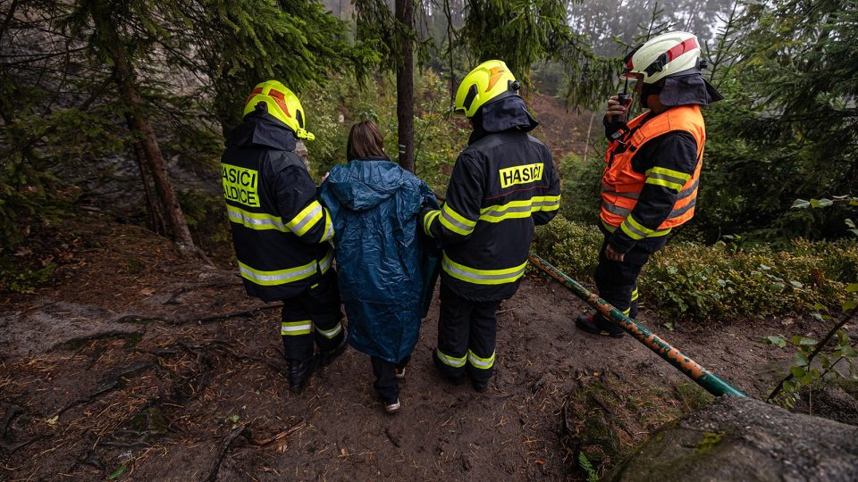 V Prachovských skalách bylo rušno. Záchranáři trénovali ošetřování skupiny lidí, kteří spadli z útesu