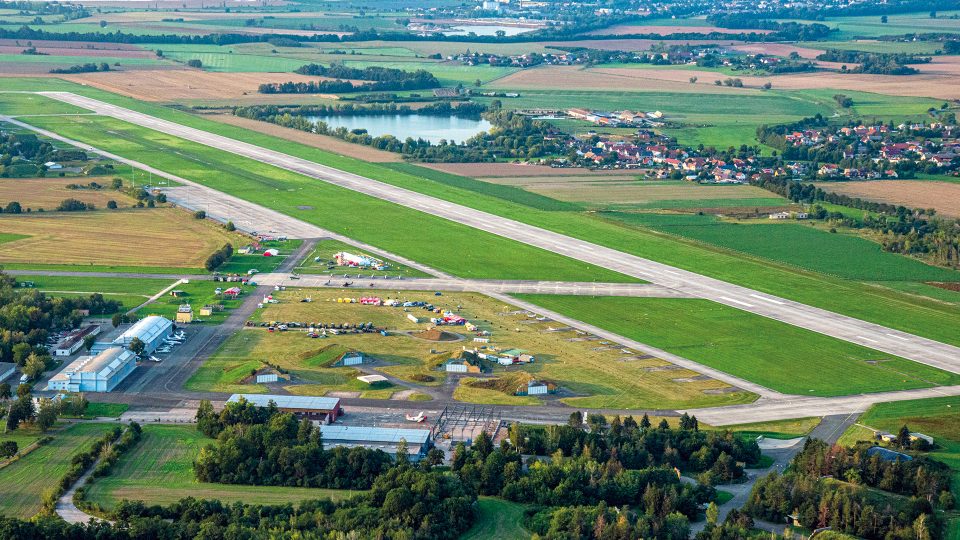 Rozvíjející se letiště Hradec Králové je ideálním startovním bodem pro váš vyhlídkový let do Královehradeckého kraje nebo pro kvalitní pilotní výcvik